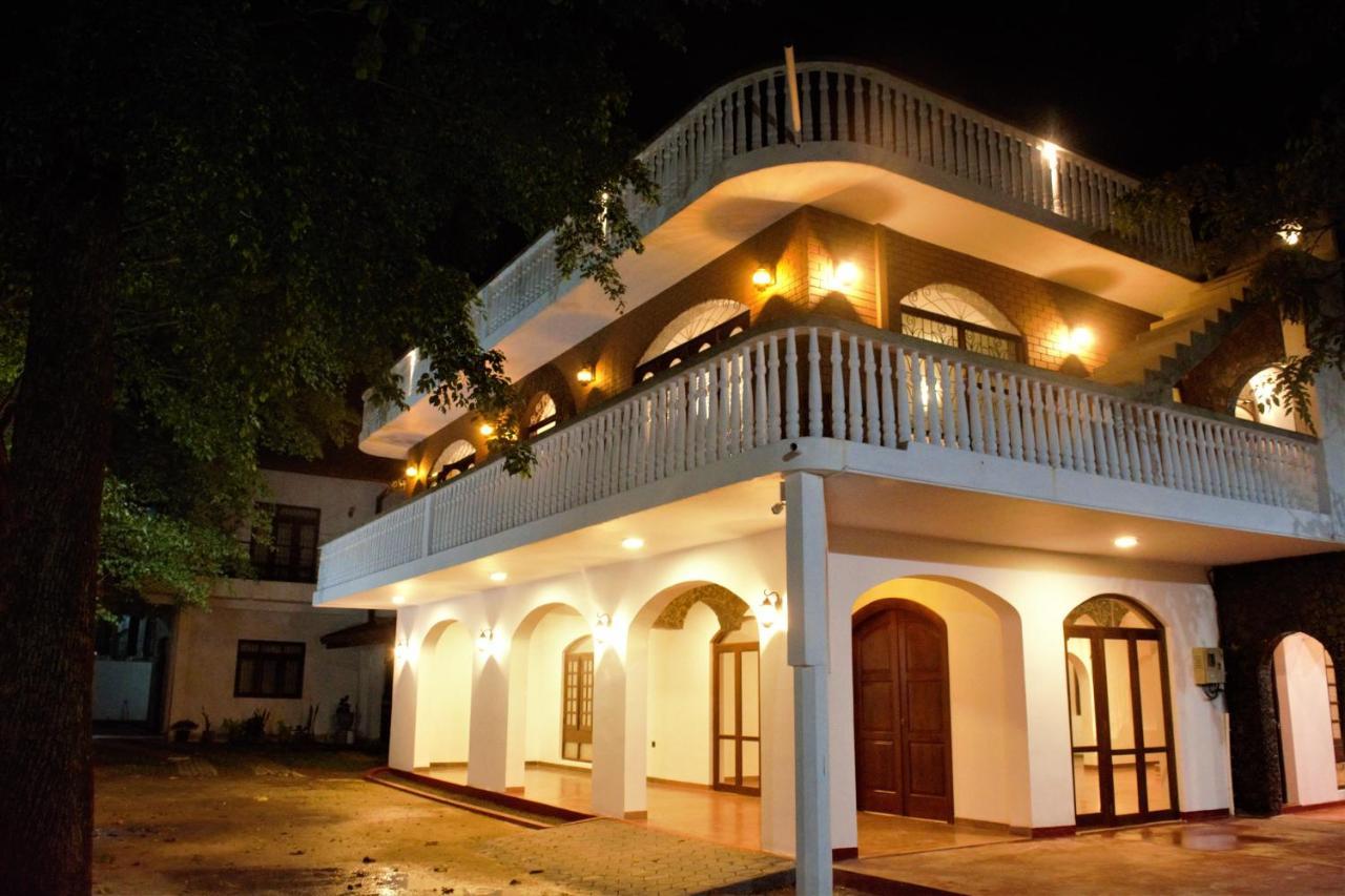 Murphy'S Villa Katunayaka Buitenkant foto